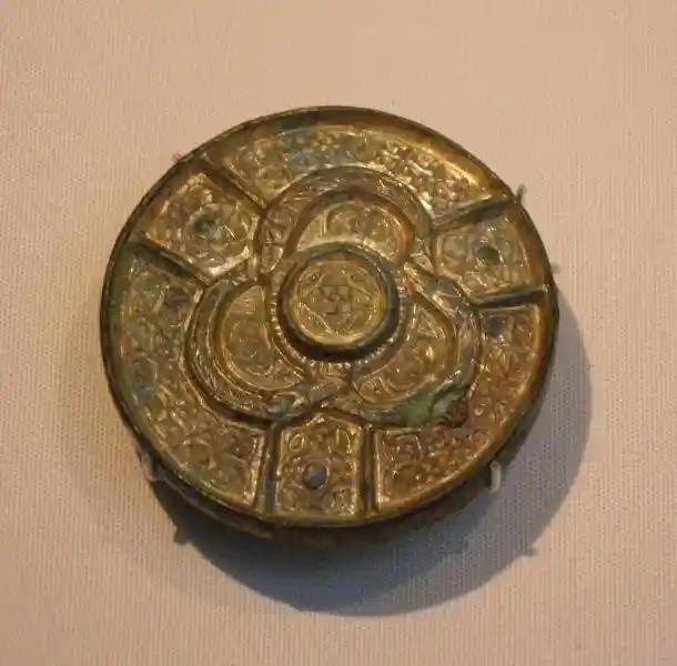 Three-pointed symbol on a gilded mount hidden inside the grave